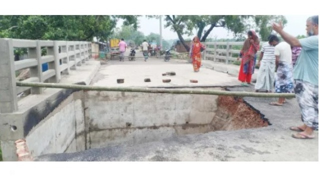 প্রবল বর্ষণে ভোলাহাটে দেবে গেছে রাস্তা